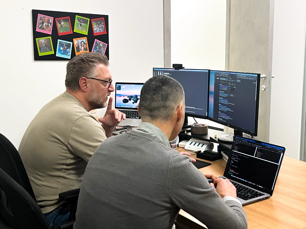 Un consulente informatico italiano che supporta un Cliente davanti al PC