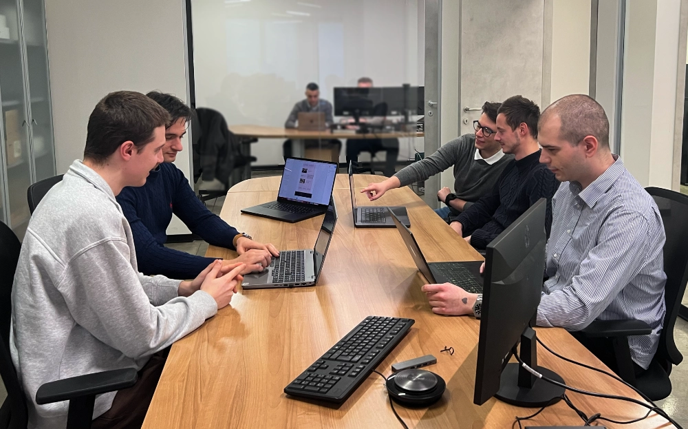 La squadra di DevLab Technologies al lavoro sulle esigenze dei Clienti